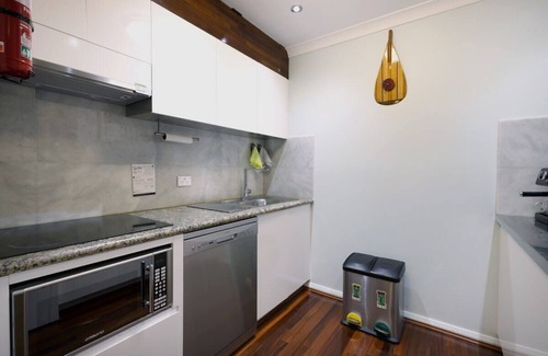 Northbridge Apartment | Elegant 1st Floor Apt in CBD