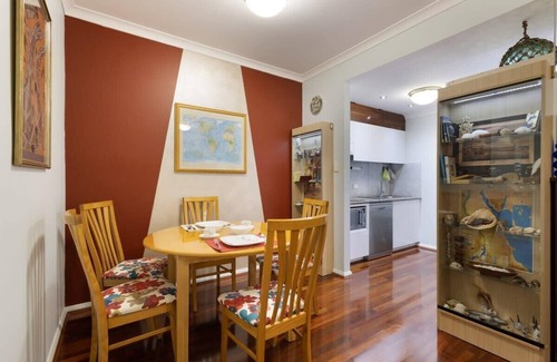 Northbridge Apartment | Elegant 1st Floor Apt in CBD