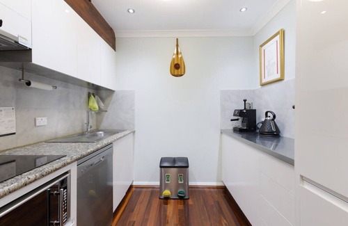 Northbridge Apartment | Elegant 1st Floor Apt in CBD