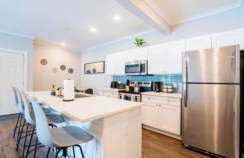 Port Wentworth Apartment | Elegant 2-bedroom apartment with AC, fitness room, pool, WiFi - A