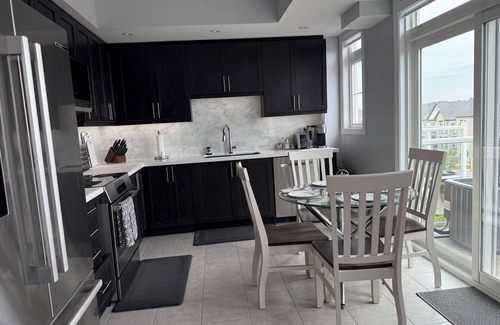 Pickering House | Elegant 2-bedroom townhome in Pickering with AC Free Wifi and Parking included