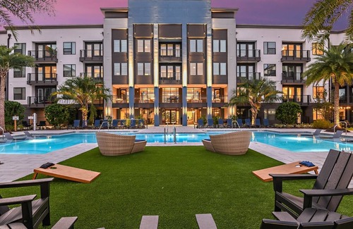 Deerwood Apartment | Elegant 2 King Beds Southside with Pool and Gym Near Mayo Clinic UNF and Beaches