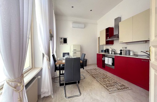 Erzsebetvaros Apartment | Elegant 2BDR 125m2 Apartment Downtown Budapest