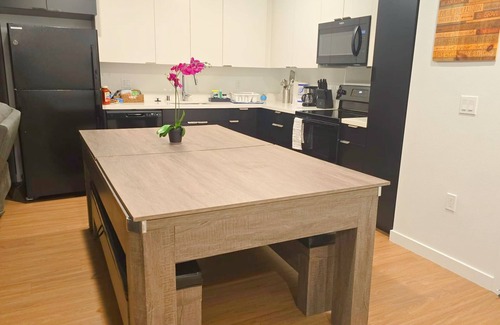 Little Tokyo House | Elegant 2BR King in DTLA w/Rooftop Views