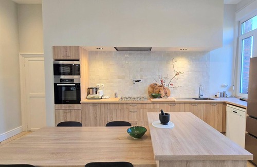 Abscon Cottage | Elegant 300m² Townhouse w/Spacious Garden, Modern Amenities, Close to Nature & Attractions