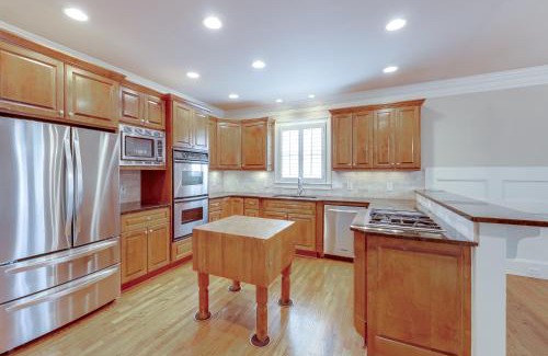 Sandy Springs House | Elegant 3BR Atlanta Home with Jacuzzi!