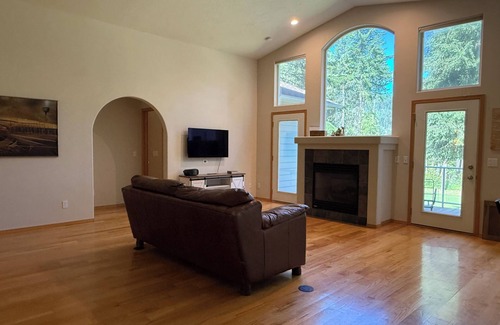Rathdrum House | Elegant 4-bedroom Golf Course Retreat with Private Beach Access