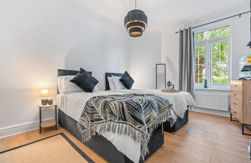 Harborne Apartment | Elegant 4Bed Executive Stay Wi-Fi and Parking