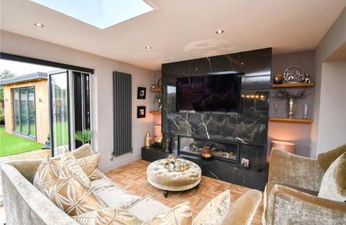 Ellesmere Port House | Elegant and Spacious 4 Bedroom Property with Driveway Parking
