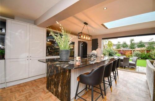 Ellesmere Port House | Elegant and Spacious 4 Bedroom Property with Driveway Parking