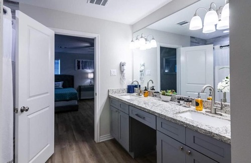 Foster Place House | Elegant and Spacious Family Home Unit A - Sleeps 14