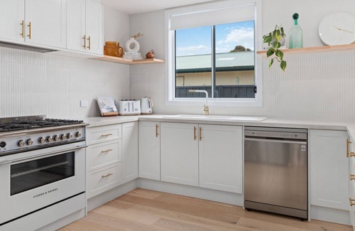 Tomakin House | Elegant Beachside Retreat with Luxurious Amenities