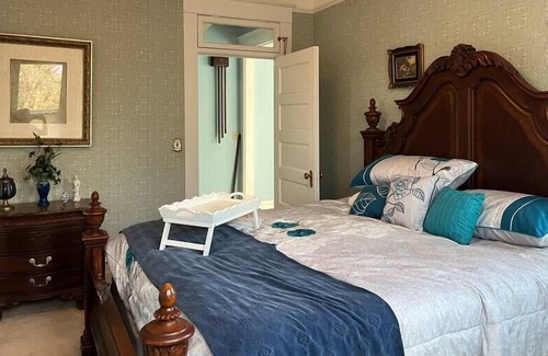 Roanoke House | Elegant Blue suite in Victorian Estate
