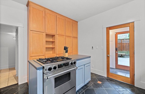 Stevens House | Elegant Capitol Hill Home 8BR Near Parks & Dining