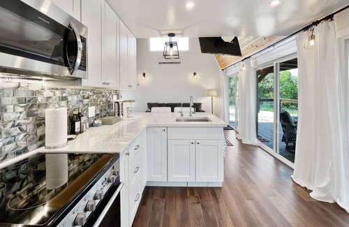 Canyon Lake Cabin | Elegant Country Cabin in Canyon Lake! Only 5 minutes from the lake and river!