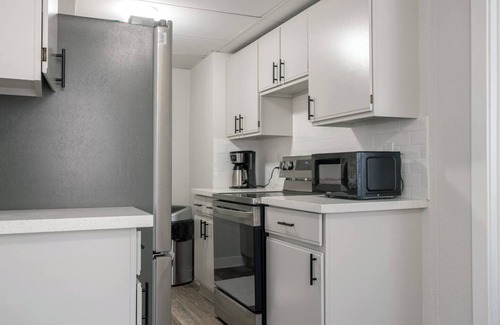 Central Hyde Park Apartment | Elegant/Entire Unit/1 Bedroom