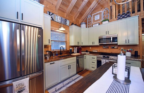 Cherry Log Cabin | Elegant Escape- Executive Log Cabin Rental- 3br/2ba- Firepit- Wifi