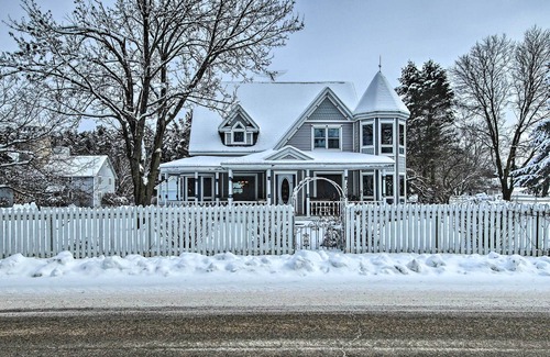 Shawano House | Elegant Estate ~ 16 Mi to Shawano Lake!