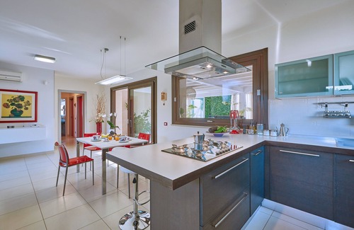 Marina di Ragusa Villa | Elegant family villa,big heated pool,400 mt. to the sea, garden, bbq,free wi-fi.