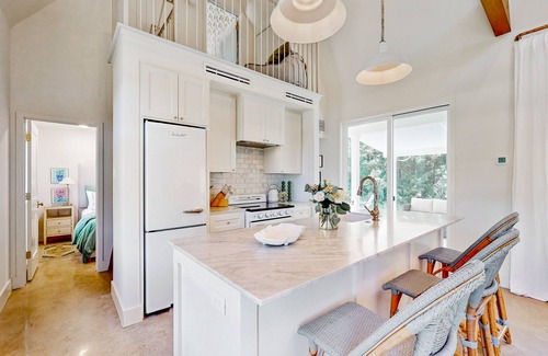 Brenham Cottage | Elegant farmhouse-style cottage between Brenham with porch, open layout & loft