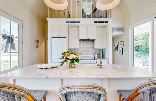 Brenham Cottage | Elegant farmhouse-style cottage between Brenham with porch, open layout & loft