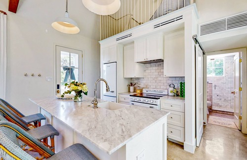 Brenham Cottage | Elegant farmhouse-style cottage between Brenham with porch, open layout & loft