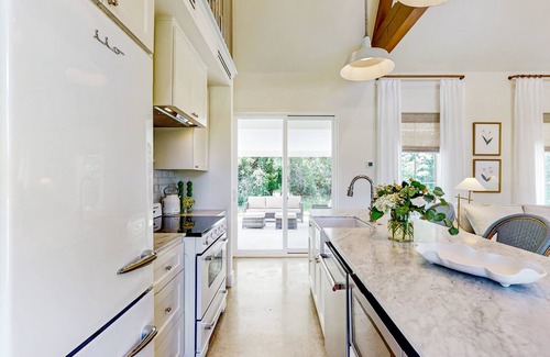 Brenham Cottage | Elegant farmhouse-style cottage between Brenham with porch, open layout & loft