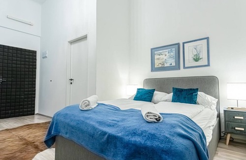 Mariahilf Hotel | Elegant Hotel Room | Near Westbahnhof Station