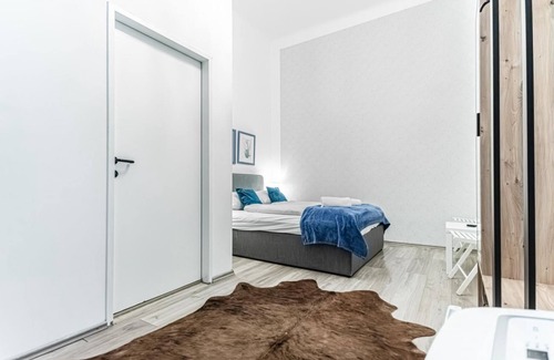 Mariahilf Hotel | Elegant Hotel Room | Near Westbahnhof Station