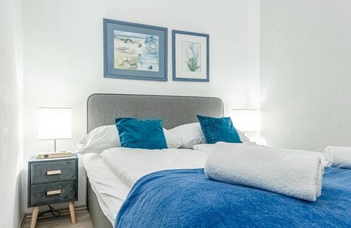 Mariahilf Hotel | Elegant Hotel Room | Near Westbahnhof Station