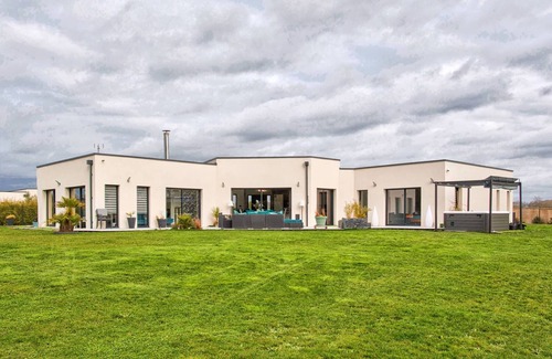 Ranville House | Elegant house with jacuzzi, modern comfort and history in Ranville