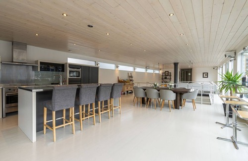 Tower Hill Boat Rental | Elegant houseboat with sauna amenities