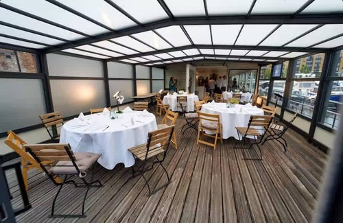 Tower Hill Boat Rental | Elegant houseboat with sauna amenities