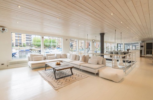 Tower Hill Boat Rental | Elegant houseboat with sauna amenities