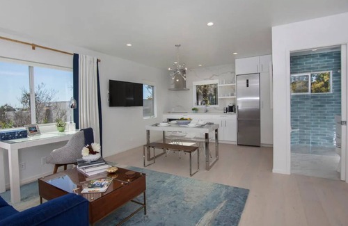 Ocean Park Apartment | Elegant Ocean View Studio in Prime Santa Monica Location