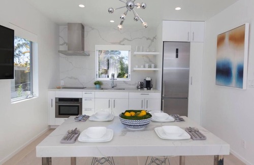 Ocean Park Apartment | Elegant Ocean View Studio in Prime Santa Monica Location