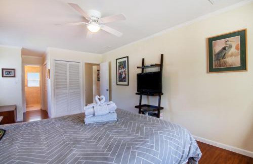 Tropic House | Elegant Retreat Close to Beach & Arts District