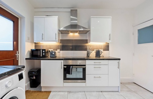 Nottingham House | Elegant Stay Sleep 8 Parking