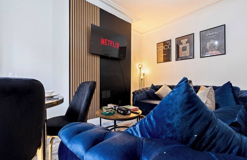 Nottingham House | Elegant Stay Sleep 8 Parking