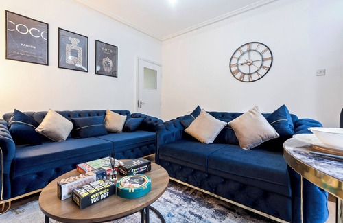 Nottingham House | Elegant Stay Sleep 8 Parking