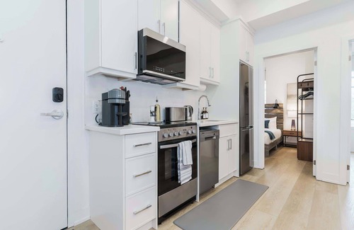 Grange Park Apartment | Elegant Suite—Near Kensington Market, Sleeps 8
