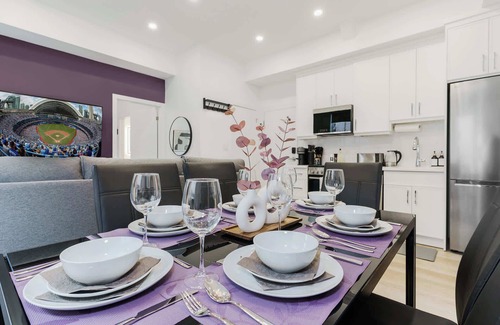 Grange Park Apartment | Elegant Suite—Near Kensington Market, Sleeps 8