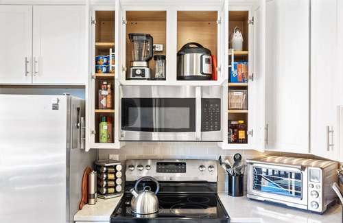 Virginia Square House | Elegant Townhome ★ Heart of Arlington ★ Kid & Pet-Friendly