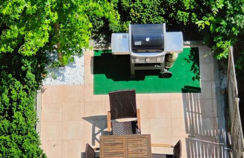Sanderau Apartment | Eleonoras Ferienwohnung in Würzburg Stadt mit Terrasse im Erdgeschoss inklusive eigenen Parkplätzen vor der Tür