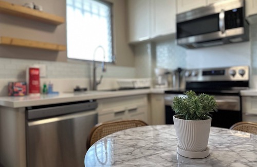 McCully - Moiliili Apartment | Elevated Honolulu Sanctuary Renovated w/Aircon