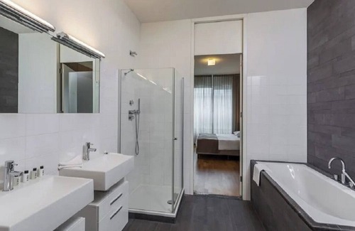 Zuidas Apartment | Elite Executive Apartment with Top-Tier Amenities in Claude Debussylaan