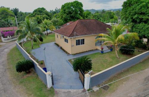 Ocho Rios House | Elizabeth Retreat - Island time