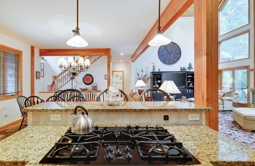 Briar Crest Woods House | Elk Hollow by AvantStay | Lakefront Chalet w/Game Room & Fire Pit