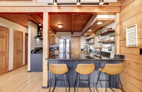 Swanton Cabin | Ella Bella Chalet: Hot Tub, Stunning Views, Wi-Fi