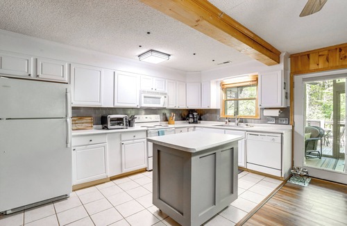 Ellijay Cottage | Ellijay Cottage w/Creek Access & Private Hot Tub!